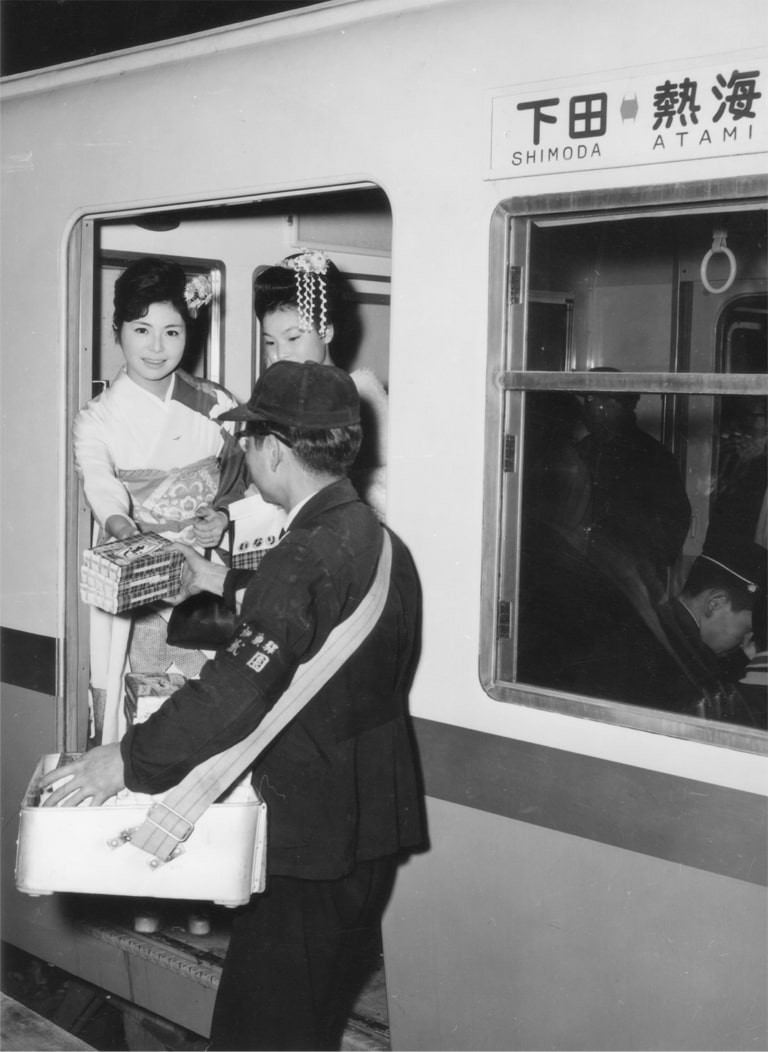 国鉄伊東駅での駅弁販売の様子（当時の写真）